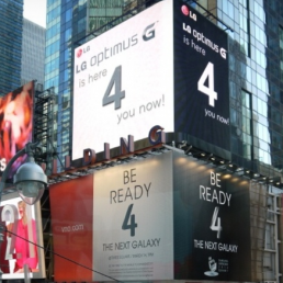 LG na Times Squareu postavio sličnu reklamu kao i Samsung